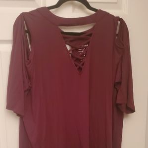 Torrid (4) maroon top with cold shoulder sleeves